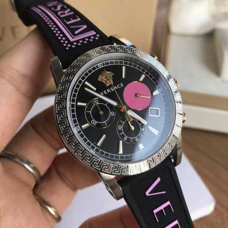 包装加50。新款范思哲，Original Versace 2019最新款velt系列女表，中央表壳饰以针织纹理，黑白配色，橡胶表带饰以90年代复古logo,多功 - 点击图像关闭
