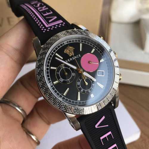 包装加50。新款范思哲，Original Versace 2019最新款velt系列女表，中央表壳饰以针织纹理，黑白配色，橡胶表带饰以90年代复古logo,多功