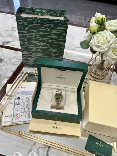 配图片同款全套包装 劳力士日志腕表类型：三针日志系列陶瓷圈表带：顶级进口316精钢保险扣表带机芯：进口机芯镜面：顶级进口防伪标水晶镜面尺寸：直径 30Mm 店内