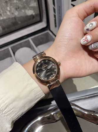 白 金 钻20 Ladymatic系列的女性腕表全新绢丝带 是品牌首枚专为女性打造的腕表之一 作为优雅和精致的代名词 在上世纪可谓是引领时代潮流口 简直是开创了 - 点击图像关闭
