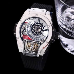 白 金 Hublot 宇舶 恒宝异形“魔兽”Mp-09，外在独特的外型与内里精湛的制表工艺相结合，可以称得上是制表界的“异类”。清晰可见的双旋转陀飞轮，呈现机械