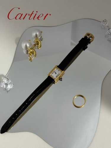 配盒 这款**卡地亚迷你坦克 Tank Louis Cartier Mini **是经典Tank系列的“精致缩影”，融合百年历史底蕴与奢华细节： 一、历史背景