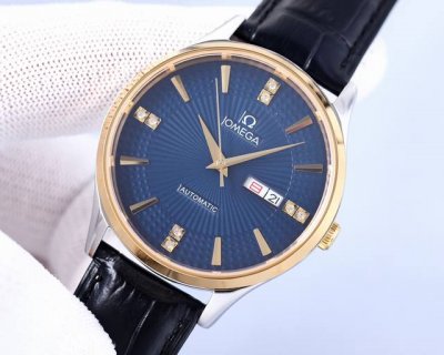 同价 。欧米茄-Omega精品男士腕表 大三针双历设计，尊贵大气，绅士风范，卓越品质，热卖全城。采用进口西铁城机械机芯，顶级316精钢表壳，进口小牛皮表带，蓝宝