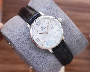 白220金310钢带+20 钻圈+20 欧米茄-Omega 女士腕表 进口石英机芯 316L精钢表壳 直径34Mm厚8Mm该款腕表备受女性喜爱，四季衣服搭配，尽