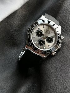 Bt探索杂志：劳力士宇宙计型迪通拿系列 M1 9-0071腕表，904L精钢表壳表链，蓝色表盘配蜗形小秒针盘，7750型自动机械计时，尺寸：40*12.4毫米。