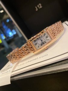 白 金 钻圈30 卡地亚-Cartier Tank Américaine腕表，小号表款，采用蓝宝水石晶镜面，瑞士石英机芯。原版开模，精钢表壳，八角形表冠，镶嵌一