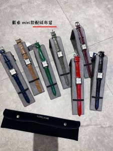 皮带光圈 钻圈 #配绒布袋 爱了爱了 迷你 戴卓小方格 到货啦 小巧而精致的表壳 纯粹柔和的线条 这一定是你首饰手表柜中不可或缺的一枚mini新宠 尺寸 2 2