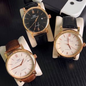 200 Iwc 万国 铂涛菲诺系列大三针男士机械腕表，真皮表带，表盘40Mm，银色表盘，圆形表盘，针扣设计表扣，罗马数字表盘，功能，日期显示。