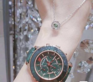 实拍 施华洛世奇-Swarovski Swarovski Octea的新作 绿.粉.灰.三色 绿水鬼水晶三眼 彰显了精准的制表技术及品牌的专业工艺 适合日常佩戴