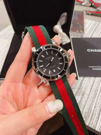 Gucci古驰 Dive潜水系列 6个色。中性款 镀膜镜面，可旋转圈口看两地时间，底盖精致雕花，表壳系列打磨抛光组装生活防水 酷~40Mm - 点击图像关闭