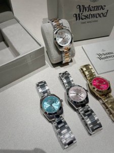 Viviennewestwood薇薇安西太后腕表 不锈钢石英女表 经典阳光射线纹饰 银色表盘带来细细质感 表盘饰罗马刻度浮雕土星标志立于12点位 外径28Mm