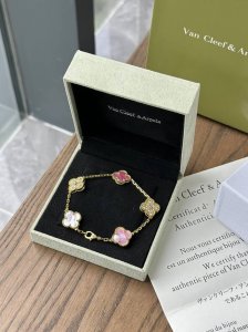 V金材质 梵克雅宝金色“5花粉贝母单花满钻手链”上手非常气质。香港贸易公司代工厂p原版开模，内部数据加工，因此成品形状大小、克重、色泽都跟原版一模一样。专柜原版