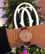 光 钻 卡地亚白气球新年限定腕表 Ballon Blanc 融合红色 金色和白色 以喜庆且典雅的丰富色调呼应瑞意吉祥的新春气氛 以4时位置的钻石象征月亮 传达团