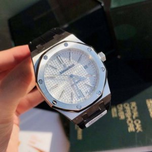 皮 钢同价:白 -金 ，西铁城+170。 奢华运动 标杆产物 2024全新升级爱彼15 系列腕表，作为皇家橡树系列最基础款型，没有任何特殊功能，仅三针和日期显示