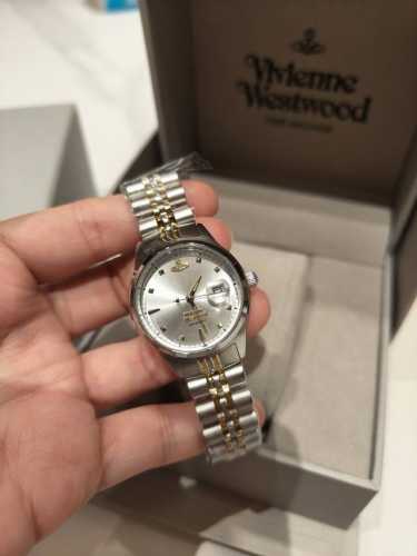 Vivienne Westwood 薇薇安西太后手表绝美碎冰蓝 全网断货 炒到了 0+西太后小蓝表终于来了 不同光线会呈现不一样的蓝色调 好看到挪不开眼睛的程度