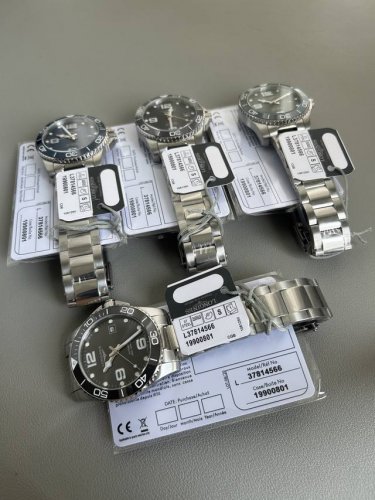 Longines浪琴水潜系列 精钢表壳，三码合一搭载2813机芯西铁城8215机芯！蓝宝石镜面！原版一双致折式安全表扣尺寸41Mm同专步柜陶款瓷圈钢带胶带都有！