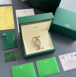 劳力士日志型31Mm腕表 10颗方钻的璀璨宣言 在腕间方寸，劳力士以31Mm的精致尺寸，为女性打造出优雅与奢华的双重盛宴。11颗方钻环绕表圈，每一颗都如时光的璀