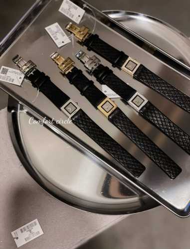 白 金 钻圈+20 Vintagechanel 香奈儿格菱纹小方表超级小香元素的格菱纹表带，表盘内里及表带都是经典格菱纹元素 ，皮质细腻高级 整支表简约温柔高级
