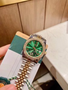 日志 系列经典女款31实芯5珠钢带-原装压扣 小红书火爆推荐云杉绿盘，白色表盘采用A级珍珠贝壳材质彰璀璨夺目、设计显出独特高贵优雅女神气质！316精钢表壳搭配施