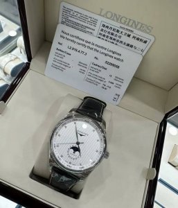 浪琴名匠系列男士手表 浪琴四针月相系列 自动机械男表 型号L29194783 42毫米表径 表壳厚度11.20毫米 背透L899机芯 动力储备72小时 银色麦粒
