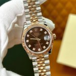 劳力士日志系列一劳永逸，这块表有金有钻，有进有赚 它用的是原版2236机械机芯，超稳定，抗震能力一流。精钢搭配镀金表带，手感超赞，推拉也特别顺滑。 表壳和表耳两