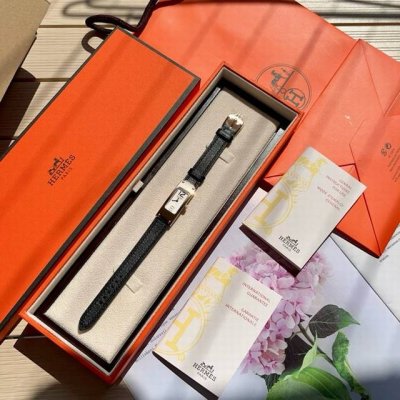 Hermes 爱马仕 中古款 Kelly2手表 多色皮带可选 这款手表是爱马仕2005年推出的款 作为中古款在香港日本等古着店又突然大火 国内的手表代工厂p又接