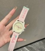 保证正品全球300多家门店检验 Fila斐乐 系小贵了一点诶但秋天戴出去好可爱诶 粉粉嫩嫩的小手表吼吼看呀 戴在手上我觉得好清新可人呢 硅胶表带上手软Fufu的