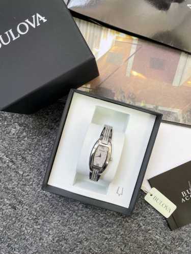 Bulova宝路华水晶女士腕表 宝丽时酒桶型水晶腕表 96L235 酒桶造型灵感来自20世纪初经典设计 复古又时髦 适合正式场合或礼服搭配 细腻的水钻蕴含闪耀魅