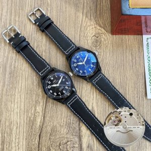 Iwc万国马克十八飞行员系列经典腕表，直径40Mm，采用全新机械机芯，稳定零返修率。此腕表的特色在于精简至核心元素的设计理念，受到52T.S.C型大型飞行员腕表