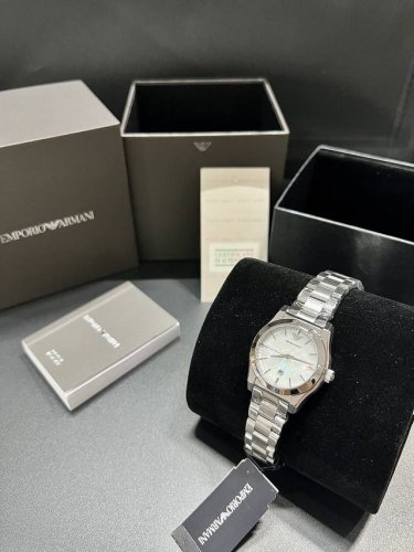 贝母流光 白露诗篇 DDD Ar11557 DDD 阿玛尼32Mm贝母石英表 以天然虹彩镌刻极简优雅 DDD 纯白贝母表盘蕴藏七彩光晕，每寸纹理都是时光的指纹