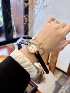 金壳 钻20原单品质、值得信赖 爆款古驰gucci、巴塞尔钟表展新宠，全新设计！字面：天然贝母面，机芯：瑞士石英，表带：进口牛皮 316精钢 ，尺寸：27Mm表