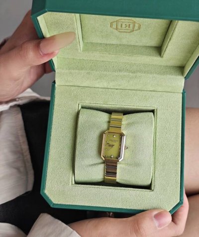 第一次见到它就被它的颜值给吸引住了 这个玛瑙绿表盘很清新，搭配间金表带，复古又高级 方形表壳很显手腕细，表盘上的小钻钻Blingbling的，细节感拉满～ 戴在