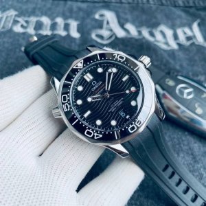 手表品牌:欧米茄ω 系列:海马 系列 经典之做 壳套:316精钢手工打磨高品质壳套 表带:316精钢意大利进口胶带两种可选 机芯:搭载顶级进口自动机械机芯稳定透