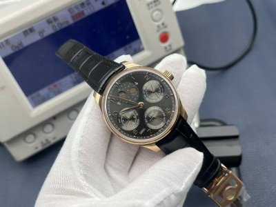 Aps新品 万国葡萄牙系列万年历腕表 复刻界最复杂的腕表 所有功能同步原装 所有功能调节通过把头控制 1 功能介绍 12点日月星辰 9点钟独立小秒针和星期指针显