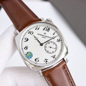 白壳 金壳 江诗丹顿历史名作系列American 1921 搭载丹东2824二针半机芯 1独具纪念意义的枕形表壳,40Mm表径,以早期靠垫形表壳设计为蓝本,融合 白壳 金壳 江诗丹顿历史名作系列American 1921 搭载丹东2824二针半机芯 1独具纪念意义的枕形表壳,40Mm表径,以早期靠垫形表壳设计为蓝本,融合