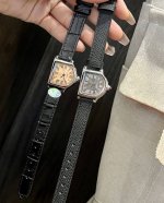 白壳 玫金390 卡地亚座钟系列。卡地亚Cloche 腕表的历史可以追溯至 年，是 Cartier 产量最少的系列作品之一。腕表得名于奇特的表壳形状 水平放置时