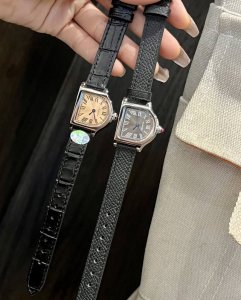 白壳 玫金390 卡地亚座钟系列。卡地亚Cloche 腕表的历史可以追溯至 年，是 Cartier 产量最少的系列作品之一。腕表得名于奇特的表壳形状 水平放置时