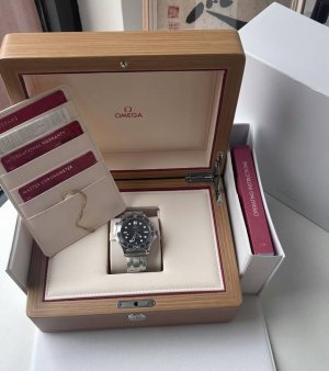 老婆送的欧米茄黑色海马300，这个幸福度是多少？这在男士礼物里算什么段位！#男生手表 #欧米茄 #欧米茄海马 #男士腕表 #男人的手表 #男士穿搭 #欧米茄男表