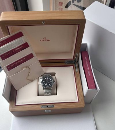 老婆送的欧米茄黑色海马300，这个幸福度是多少？这在男士礼物里算什么段位！#男生手表 #欧米茄 #欧米茄海马 #男士腕表 #男人的手表 #男士穿搭 #欧米茄男表