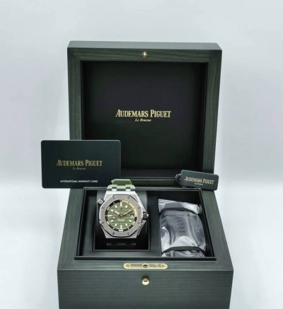 爱彼皇家橡树离岸-奶油绿盘 今天给大家介绍一款特别吸睛的Audemars Piguet Royal Oak Offshore Diver 15720St！