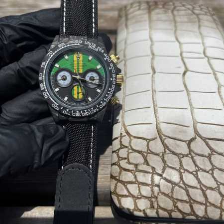 劳力士Rolex宇宙迪通拿系列之碳纤维定制版，腕表不仅佩戴轻便，外表坚硬。且每一只腕表都拥有独一无二的碳纤花纹。 表壳 腕表尺寸40X11.3吻合原装。整个壳套 - 点击图像关闭
