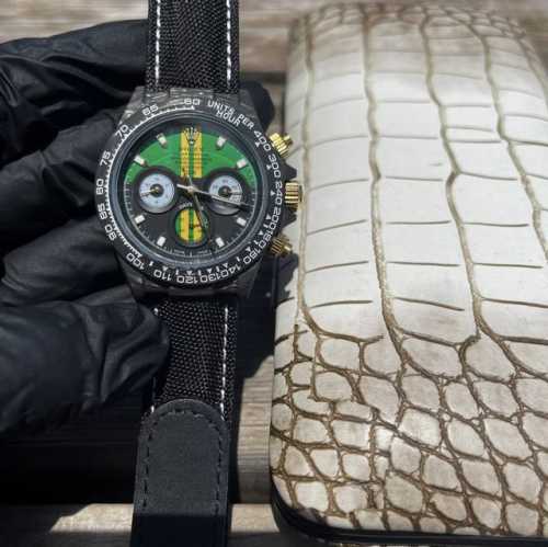 劳力士Rolex宇宙迪通拿系列之碳纤维定制版，腕表不仅佩戴轻便，外表坚硬。且每一只腕表都拥有独一无二的碳纤花纹。 表壳 腕表尺寸40X11.3吻合原装。整个壳套