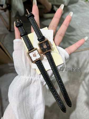 Coach 蔻驰cass系列茶玫瑰表盘小牛皮石英手表女表小方糖小方表。 立体感茶玫瑰搭配个性方形表盘，优雅时尚，设计感小巧精致 表壳材质：镀金钢。 机芯材质：石 - 点击图像关闭