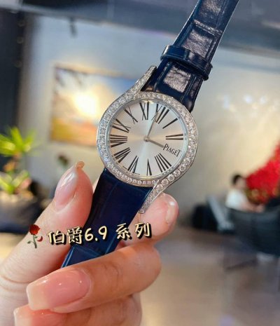 热卖款 伯爵 全新piaget Lime Light系列腕表，以其独特的造型，引领着时尚界的风潮，更是邀请到国际巨星巩俐倾情代言，必将成为伯爵品牌全新的识别69