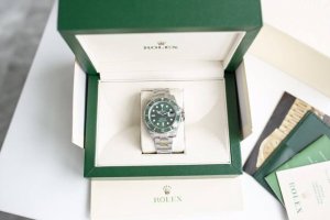 劳力士 Rolex 蚝式潜航者日历型 水鬼 自动机械 商务休闲男表 机芯采用瑞士Eta2836机芯。想要购买劳力士原装机芯的表友们勿买。劳力士专用机芯全世界没有