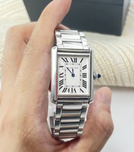 新款坦克Must钢带表带，搭配图 卡地亚坦克夏日必备钢带[喝奶茶R] 精钢材质 不在担心褪色 生锈， 直接水洗 冰冰凉凉 夏日清爽舒适