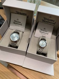 Vivienne Westwood 薇薇安西太后手表绝美碎冰蓝 不同光线会呈现不一样的蓝色调，好看到挪不开眼睛的程度。 大小两个尺寸，可做情侣款，姐妹款。 钢壳