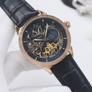 品牌：卡地亚-Cartier 类型：男士腕表 壳套：顶级版316精钢L 表带：进口小牛皮表带 机芯：全自动进口机械机芯 镜面：矿物质防刮镜面玻璃 尺寸：直径42