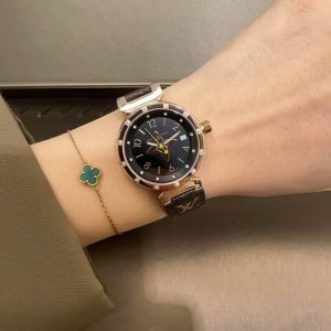 lv 路易威登 三针女款超火款蓝宝镜面，进口石英，不锈钢316精工外壳，整体好看，显得格外优雅！