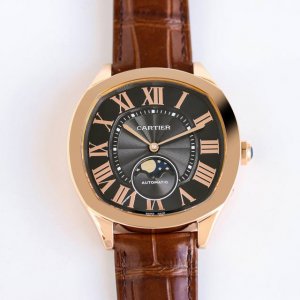 卡地亚 Cartier Drive De Cartier系列 腕表。以典雅肃穆的枕形设计搭配利落大方的线条布局，尽显男儿阳刚不屈的魅力。 表壳 腕表数据40Mm